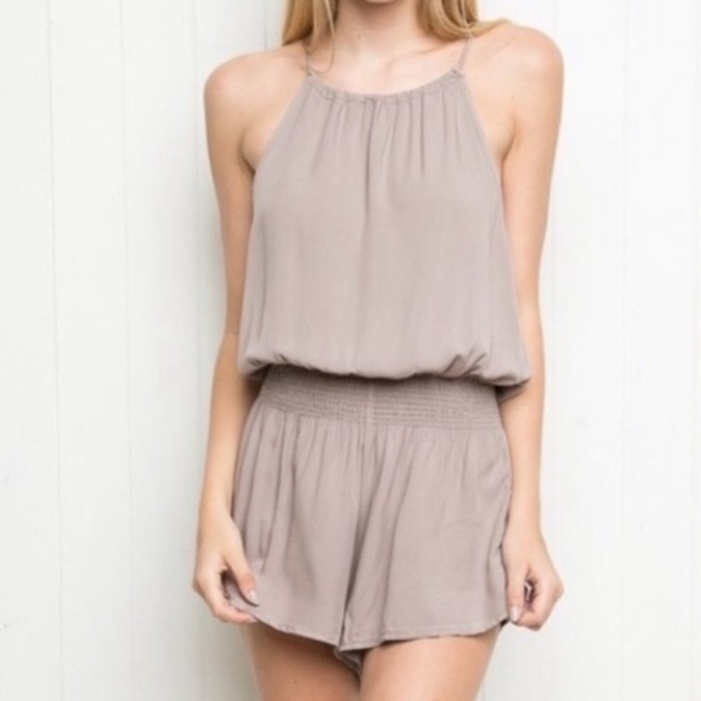 SOLD 🌸💝🌸 Brandy Melville Taupe Nude 🤎💜🤎 Romper Blanche Neutral Mini - Picture 3 of 10